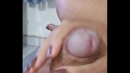 Madastra assistindo filme com enteado sozinhos em casa, ela só queria estar apertando algo. Por favor, não goze